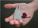 Jugendhilfe mit Herz und Hand Schlüsselanhänger mit Dom und Herz in einer Hand